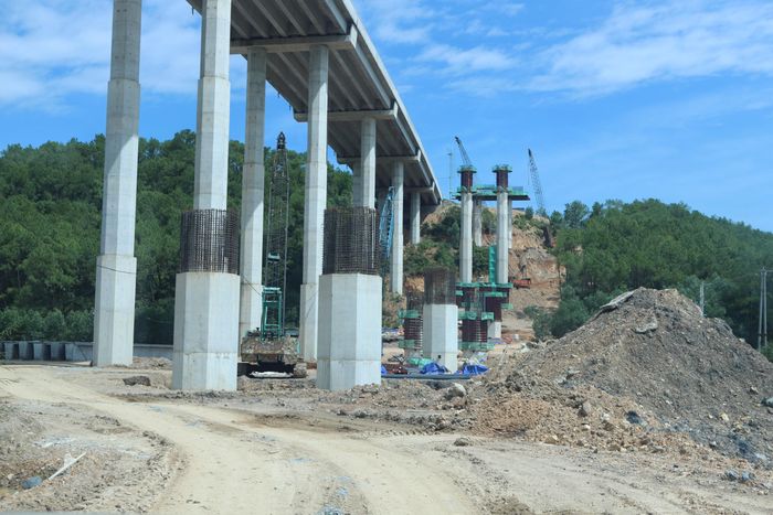 "Trên công trường, chúng tôi duy trì 150 kỹ sư công nhân chia làm 8 mũi, làm liên tục từ sáng đến tối muộn. Do đặc thù phần cầu đều làm ở trên cao nên chúng tôi chưa bố trí làm đêm. Còn phần đường đã làm xong hầm chui dân sinh, cống 4 cửa và đúc các cấu kiện của hệ thống thoát nước. Riêng phần cầu đã đổ được 24/29 bệ trụ, làm 14 xà mũ và lao được 5 nhịp dầm. Dự kiến tháng 9 sẽ lao thêm 1 nhịp nữa" - kỹ sư Sơn chia sẻ.