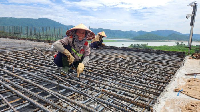 Công nhân Nguyễn Thị Lan (45 tuổi, trú xóm 12 xã Thần Lĩnh) hồ hởi nói: "Hầu hết chị em đều ở gần đây, nên sáng đi làm tối lại về nhà. Ngày lễ đi làm còn vui hơn ngày thường vì ngoài lương cao, lại còn được công ty, rồi chủ đầu tư thưởng nữa. Ai cũng vui!".