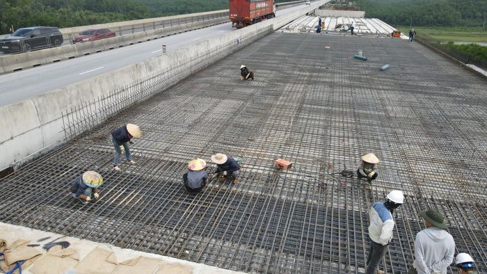Mọi người sẵn sàng gác lại các kế hoạch đã ấp ủ với gia đình, bạn bè mà hăng say làm việc trên công trình trọng điểm quốc gia. Mục tiêu là làm sao hoàn thành sớm các hạng mục để đưa công trình về đích đúng kế hoạch.