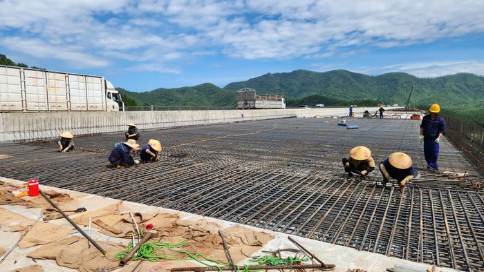 Vui hơn là những nữ công nhân buộc thép bản mặt cầu của Công ty Tư vấn và xây dựng Biển Đông. Khi làm việc ngày lễ, ngoài những chế độ đãi ngộ từ phía công ty, họ còn được lãnh đạo Ban QLDA đường sắt thưởng nóng ngay trên công trường vì tinh thần làm việc hăng say.