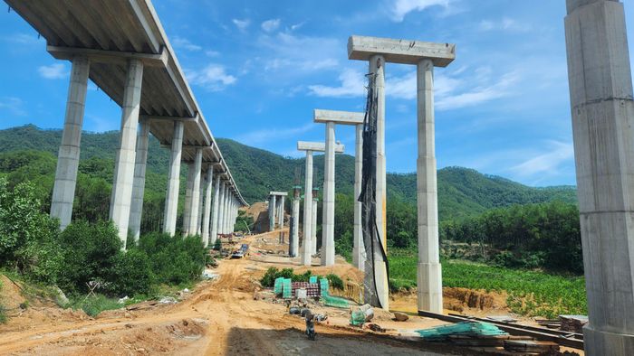 Ở vị trí tiếp giáp, nhà thầu Công ty TNHH Hoà Hiệp cũng duy trì nhịp độ làm việc như ngày thường. Kỹ sư Lê Xuân Sơn (phụ trách kỹ thuật nhà thầu Hòa Hiệp) cho biết: Ngày hôm nay chúng tôi tiến hành khoan các mũi khoan nhồi của trụ T37 cầu Thần Vũ. Đây là trụ cuối cùng trong phần việc mà Hoà Hiệp đảm nhận. Nếu thời tiết thuận lợi thì đến ngày 5/9, công tác khoan nhồi sẽ kết thúc để chuyển sang giai đoạn làm bệ trụ.