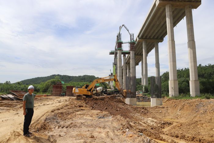 Ông Nguyễn Hữu Dương, Phó giám đốc Công ty Biển Đông cho biết: Trên công trường nhà thầu đang duy trì 7 mũi thi công gồm: 1 mũi dầm, 1 mũi bệ, 2 làm thân trụ, 2 mũi làm xà mũ, 1 mũi làm mặt cầu với hơn 70 người làm việc. Đến nay, đã gác 3/16 nhịp (21 phiến). Giá trị sản lượng tương đương 79 tỷ đồng, tương đương 44% giá trị xây lắp. Hiện đơn vị đang điều động thêm ván khuôn để đẩy nhanh tốc độ đúc dầm. Phấn đấu đến tháng 11, sẽ tiến hành gác dầm nhịp cuối, rồi cuối tháng 2/2027 tiến hành thảm mẻ bê tông nhựa đầu tiên.