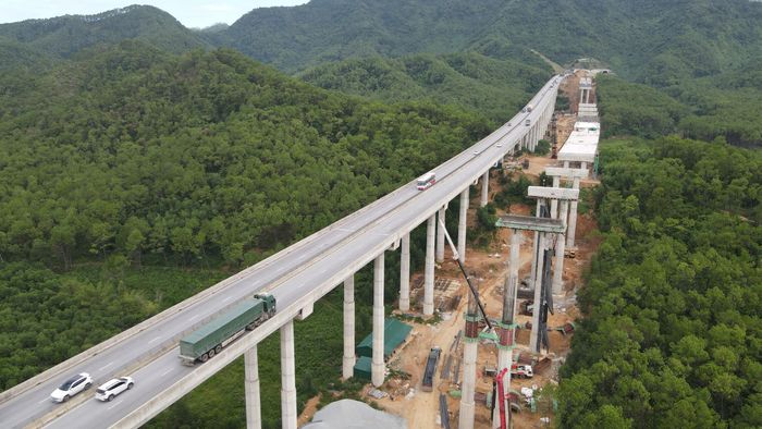 Ngày 29/8 là ngày nghỉ đầu tiên của kỳ nghỉ lễ chào mừng 81 năm Quốc khánh (2/9/1945 - 2/9/2026). Trong khi mọi người nô nức đi chơi dịp lễ, thì trên công trường dự án hoàn thiện hầm Thần Vũ, hàng trăm kỹ sư, công nhân của liên danh 5 nhà thầu vẫn miệt mài làm việc.
