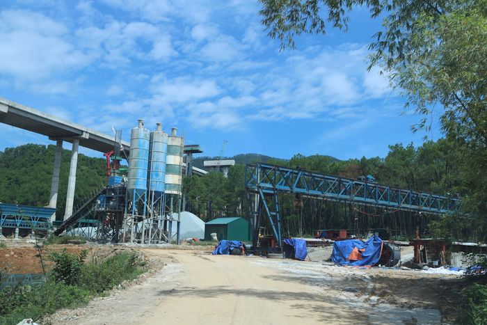 Theo kỹ sư Sơn, khó khăn hiện nay vẫn là việc khan hiếm đá, cát và giá vật liệu neo cao. Nhà thầu đang phải tìm thêm nhà cung cấp để đảm bảo vật liệu cho công trường. Đối với tình hình thời tiết cực đoan, chúng tôi bố trí công nhân làm linh hoạt vừa song song nhiều hạng mục vừa cuốn chiếu theo đầu việc. Ngày nắng anh em tập trung làm hạ bộ cầu, ngày mưa thất thường thì làm cấu kiện, ghép sắt bản mặt cầu, đảm bảo công trường không bị ngưng trệ bất cứ lúc nào.