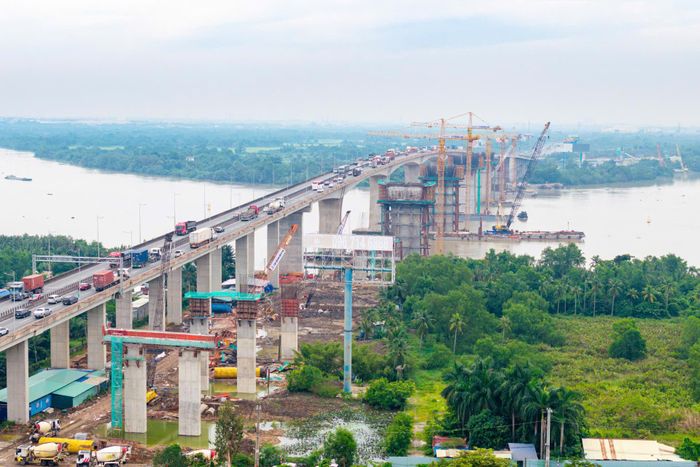 Trên công trường dự án mở rộng cao tốc TP.HCM - Long Thành, liên danh các nhà thầu tổ chức thi công liên tục trong dịp lễ 2/9, bố trí nhân sự làm việc 24/24h. Riêng phạm vi do Đèo Cả đảm nhiệm huy động 60 nhân sự cùng 40 máy móc, thiết bị. Chế độ đãi ngộ đối với người lao động làm việc trong dịp lễ được bảo đảm theo quy định của Nhà nước và chính sách phúc lợi của đơn vị. Các nhà thầu cũng chủ động bố trí ca kíp, thời gian nghỉ ngơi hợp lý, bảo đảm sức khỏe và điều kiện làm việc để cán bộ, kỹ sư, công nhân yên tâm bám công trường.