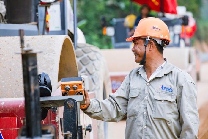 Trong dịp lễ 2/9, tại dự án cao tốc Đồng Đăng - Trà Lĩnh giai đoạn 1, hơn 2.000 cán bộ, kỹ sư, công nhân cùng 897 máy móc, thiết bị đang triển khai 132 mũi thi công trong điều kiện địa hình hiểm trở, địa chất phức tạp.