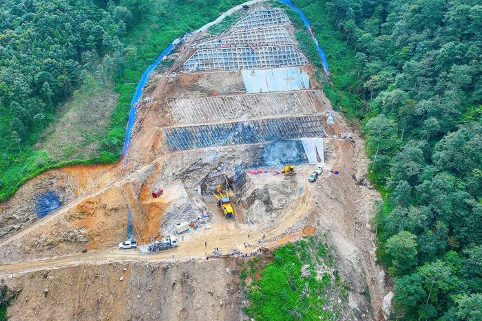 Tại khu vực Tây Bắc, dự án hầm đường bộ Hoàng Liên cũng duy trì thi công trong những ngày này. Liên danh nhà thầu do Tập đoàn Đèo Cả đứng đầu đang triển khai đồng thời các mũi hầm, cầu và đường.
