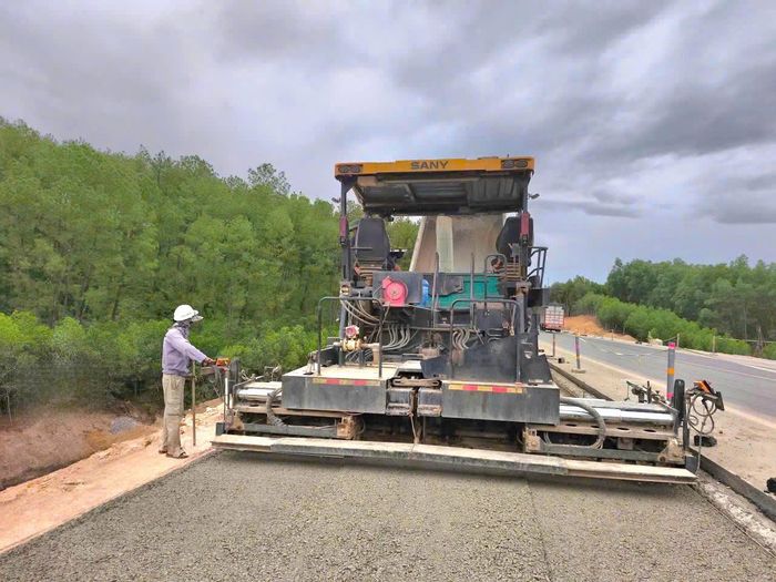 “Ngay tại buổi kiểm tra, đôn đốc ngày 30/8, trên tinh thần ‘không có đường lui’, Giám đốc Ban QLDA đường Hồ Chí Minh (chủ đầu tư) yêu cầu lãnh đạo Ban phụ trách và Ban điều hành dự án chỉ đạo các nhà thầu tổ chức thi công ‘3 ca, 4 kíp’ xuyên lễ, bám sát kế hoạch hoàn thành các hạng mục. Việc báo cáo phải thực hiện bằng hình ảnh để tránh tình trạng hình thức”, ông Chu Văn Long, Giám đốc quản lý dự án cho biết.