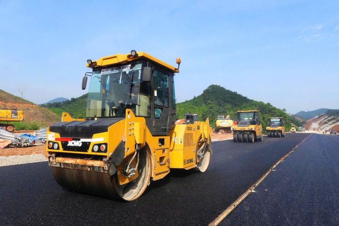 Những ngày này, tại dự án cao tốc Hữu Nghị - Chi Lăng, hơn 2.400 cán bộ, kỹ sư, công nhân cùng hơn 1.000 máy móc, thiết bị được huy động để triển khai đồng loạt 114 mũi thi công. Các tổ đội duy trì nhịp độ khẩn trương, phấn đấu hoàn thành toàn tuyến trong năm 2026.