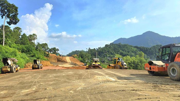 "Khối lượng công việc là rất lớn (hơn 60% sản lượng). Ngay sau khi mùa mưa kết thúc, Ban điều hành sẽ chỉ đạo các nhà thầu huy động dây chuyền kết thúc công tác thi công nền đường, đồng thời tăng các mũi thi công, cơ bản hoàn thành hạng mục cầu trong tháng 1/2027", ông Nghiệp chia sẻ.