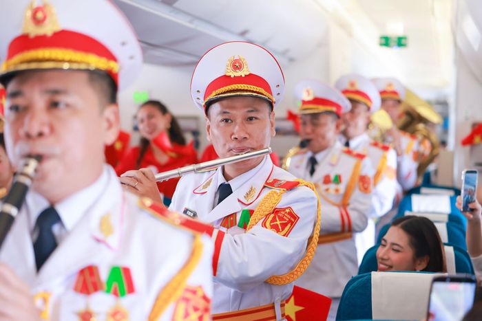 Cán bộ, chiến sĩ Đoàn Nghi lễ Quân đội trình diễn “Đất nước trọn niềm vui”, “Nối vòng tay lớn” và “Như có Bác trong ngày đại thắng” bằng nhạc cụ trên khoang máy bay Vietnam Airlines.