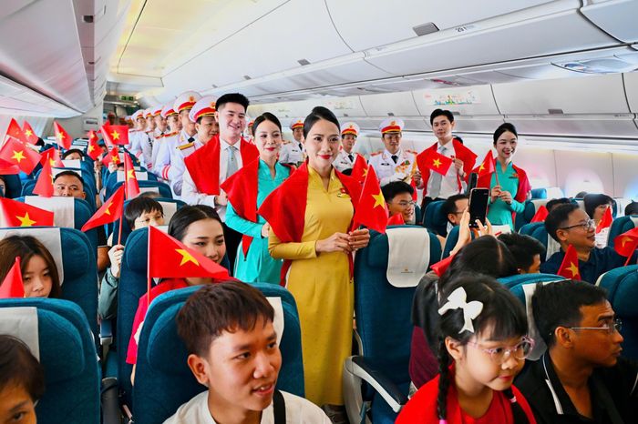 Những lá cờ Tổ quốc được giơ cao từ nhiều hàng ghế khi chương trình bước vào tiết mục cuối.