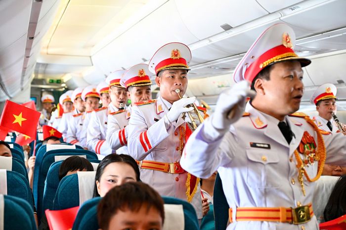 Chương trình được Vietnam Airlines phối hợp với các đơn vị thuộc Bộ Quốc phòng tổ chức nhân dịp Quốc khánh 2/9. Theo kế hoạch, Cục Quân huấn - Nhà trường và Đoàn Nghi lễ Quân đội được giao nhiệm vụ phối hợp triển khai.