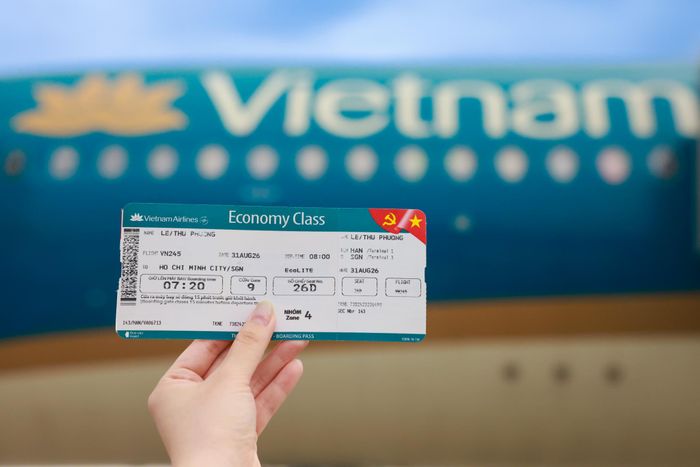 Thẻ lên tàu của hành khách được thiết kế với hình ảnh cờ Tổ quốc. Chuyến bay cất cánh từ sân bay Nội Bài lúc 8h00 với 220 hành khách trên khoang máy bay Airbus A350. Khi đạt độ cao hành trình, các thí sinh Hoa hậu Việt Nam đi dọc khoang trao những lá cờ Tổ quốc. Sắc đỏ dần xuất hiện trên các hàng ghế.