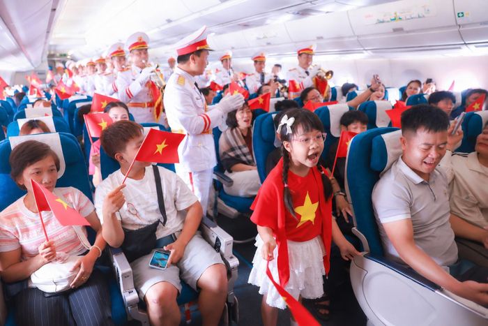 Giữa phần biểu diễn, bé Diệp An (phường Hoàng Liệt, Hà Nội), bất chợt cất tiếng hát theo giai điệu đang vang lên. Những hành khách ngồi gần em cũng bắt đầu hòa giọng. Từ phần khí nhạc của Đoàn Nghi lễ Quân đội, lời hát dần vang lên giữa các hàng ghế.