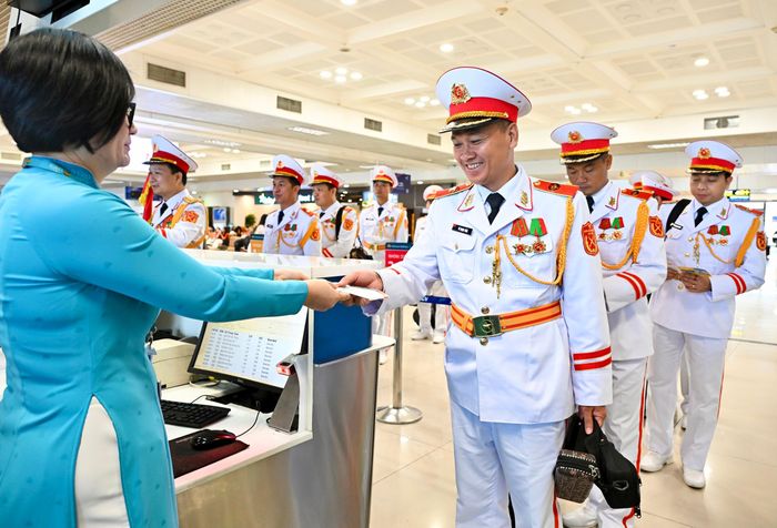Ngay từ khi làm thủ tục, hành khách nhận thẻ lên tàu được thiết kế riêng với hình ảnh cờ Tổ quốc.