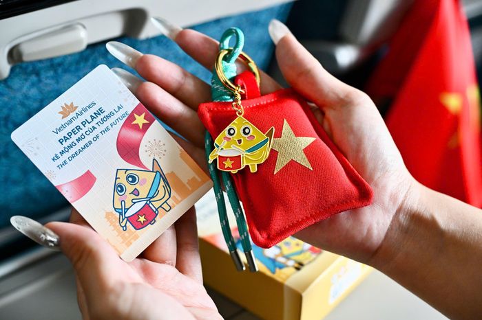 Các thí sinh Hoa hậu Việt Nam và tiếp viên Vietnam Airlines trao quà blind box phiên bản giới hạn mascot chủ đề 2/9 tới hành khách sau chương trình âm nhạc. Chuyến bay hạ cánh tại sân bay Tân Sơn Nhất lúc 10h10.