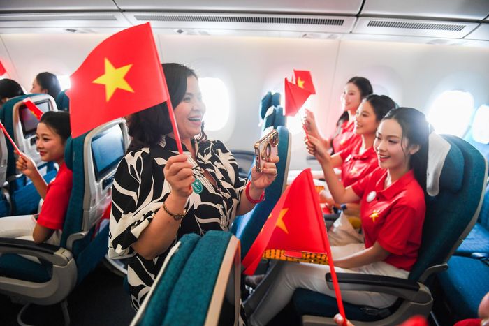 Hành khách hát theo giai điệu “Như có Bác trong ngày đại thắng” trong tiết mục cuối của Đoàn Nghi lễ Quân đội.