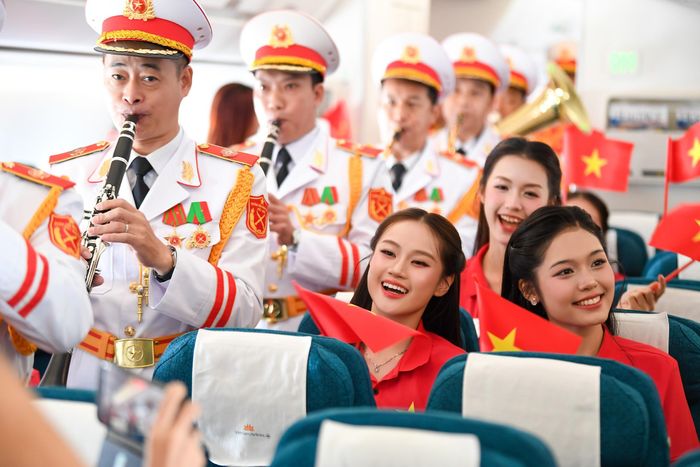 Đến tiết mục cuối, “Như có Bác trong ngày đại thắng”, tiếng hát đã nối dài qua khoang máy bay. Những lá cờ được trao trước đó cùng được giơ cao. Các thí sinh Hoa hậu Việt Nam và nhiều hành khách hát theo tiếng nhạc.