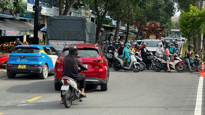 Nhiều người dân chưa nắm bắt nên đi còn lộn đường và được hướng dẫn đi lại.