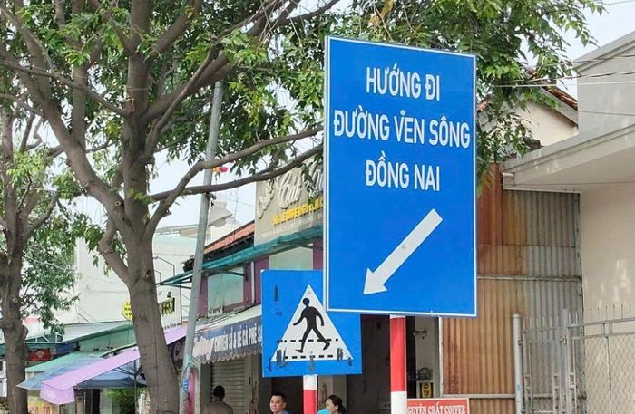 Biển báo chỉ dẫn được lắp đặt đầy đủ.