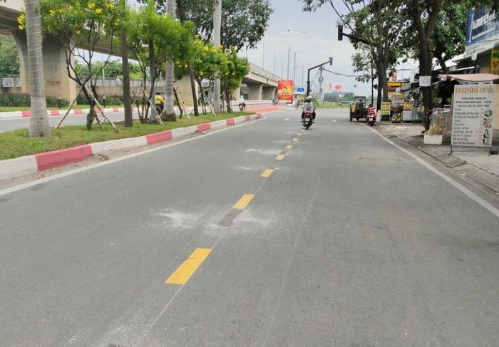 Do là ngày đầu thí điểm, nhiều người dân chưa quen với hướng lưu thông mới nên còn đi sai làn.
