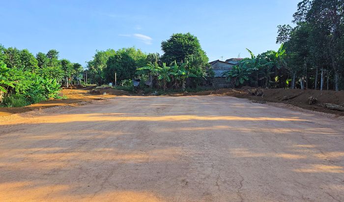 Một số nhà thầu cũng cho biết, số mặt bằng còn lại hiện địa phương chưa bàn giao không nhiều so với tổng chiều dài dự án, nhưng ảnh hưởng đến triển khai thi công đồng bộ.