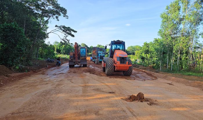 Đại diện nhà thầu Công ty TNHH Xây dựng Mạnh Linh và nhà thầu Công ty CP Thành An đang thi công tại đoạn thuộc gói thầu xây lắp VB-XL01 và gói thầu xây lắp VB-XL03 cho biết, đơn vị đang tranh thủ thời tiết thuận lợi đẩy nhanh thi công đảm bảo tiến độ yêu cầu của chủ đầu tư.