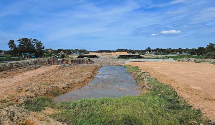 Để đảm bảo giải ngân nguồn vốn đã bố trí và hoàn thành dự án đúng tiến độ, hiện chủ đầu tư tiếp tục yêu cầu các nhà thầu huy động nhân lực, máy móc, thiết bị, tổ chức tăng ca, tăng kíp để bù đắp khối lượng chậm tiến độ. Trường hợp nhà thầu tiếp tục thi công cầm chừng, không đáp ứng yêu cầu, sẽ xem xét xử lý vi phạm hợp đồng theo quy định.