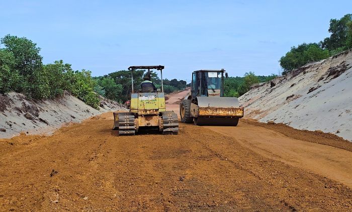 Dọc trên tuyến, nhiều đoạn đang được nhà thầu khẩn trương thi công, nhiều đoạn vẫn đang thi công cầm chừng; mặt bằng còn vướng mắc.