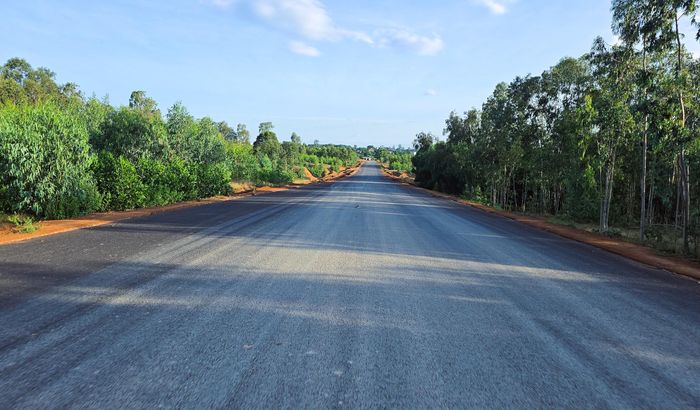 Dự án Đường ven biển kết nối hành lang kinh tế Đông Tây tỉnh Quảng Trị - giai đoạn 1 hiện mới có khoảng hơn 2km đã thi công lớp bê tông nhựa C19, đây cũng là những đoạn thảm bê tông nhựa đầu tiên tại dự án; một số đoạn hiện đang chuẩn bị thảm bê tông nhựa..