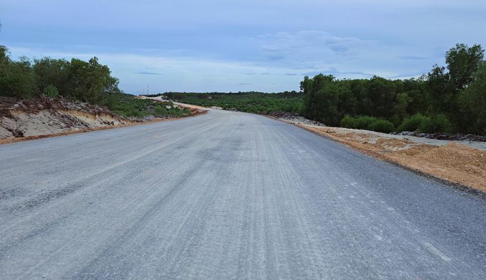 Ông Võ Phong Luân, Phó giám đốc Ban QLDA Đầu tư xây dựng tỉnh Quảng Trị và hiện nay là Ban QLDA Đầu tư xây dựng công trình dân dụng, công nghiệp và hạ tầng kỹ thuật tỉnh Quảng Trị (chủ đầu tư) cho biết, về công tác giải phóng mặt bằng, hiện các địa phương đã bàn giao hơn 44,4km/48km (đạt 92,6%).