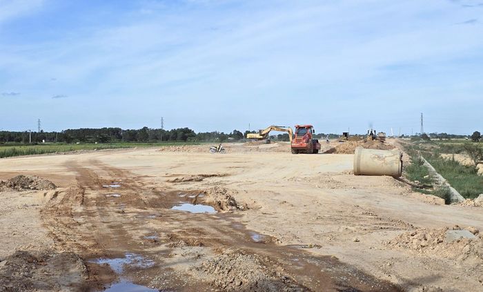 Về công tác thi công xây lắp, các nhà thầu đang triển khai thi công các hạng mục cầu, cống thoát nước, nền đường và kết cấu mặt đường. Tổng giá trị thực hiện 4 gói thầu xây lắp đến nay khoảng 812,39 tỷ đồng/1.615,56 tỷ đồng, đạt 50,29%.
