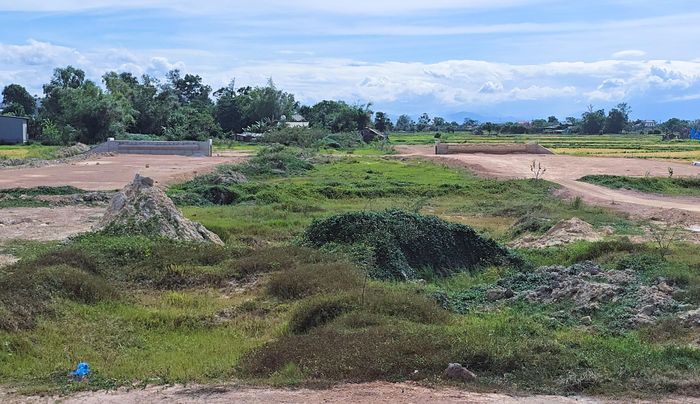 Đối với 3,56km còn lại chưa bàn giao mặt bằng, đoạn qua các xã Bến Hải, Gio Linh, Cửa Việt còn lại 0,25km; đoạn qua các xã Vĩnh Hoàng, Cửa Tùng còn lại 2,7km và đoạn qua các xã Triệu Bình, Nam Cửa Việt còn lại 0,5km, hiện các địa phương đang tập trung để hoàn thành công tác giải phóng mặt bằng theo kế hoạch trong tháng 9 và tháng 10/2026.