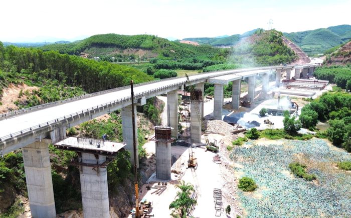 Cụ thể, cầu số 4 có 20 nhịp, hiện đã đổ được 3 bản mặt cầu và gác được 8 nhịp. Dự kiến cuối tháng 9 gác thêm 6 nhịp và cuối tháng 10 sẽ hoàn thành các nhịp còn lại.