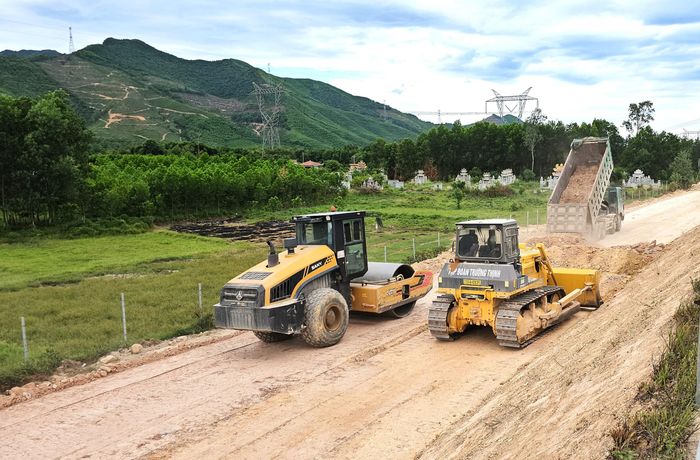 Dọc toàn tuyến, không khí lao động diễn ra hết sức khẩn trương với máy móc, nhân lực hoạt động liên tục. Các nhà thầu đang tập trung bạt núi, mở rộng cầu đường và xây dựng các nút giao nhằm bảo đảm tính đồng bộ với tiến độ mở rộng toàn tuyến trong năm 2026.