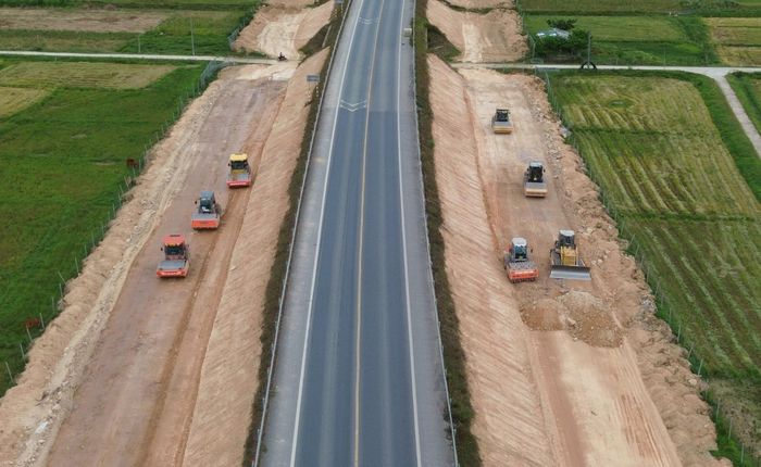 Ông Nguyễn Hà Anh, cán bộ điều hành Ban QLDA mở rộng cao tốc Cam Lộ - La Sơn cho hay, dịp lễ Quốc khánh 2/9, dự án vẫn duy 164 mũi thi công, trong đó 113 mũi phần đường, có 44 mũi phần cầu và 7 mũi thi công nhà điều hành của gói XL3. Toàn công trình, nhà thầu đã huy động 642 máy móc, thiết bị các loại, 1.211 kỹ sư, công nhân tham gia thi công.