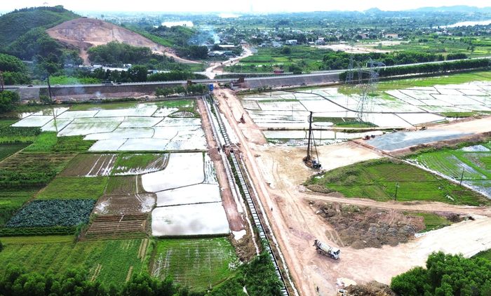 Theo ông Phan Bá Cường, tranh thủ thời tiết thuận lợi, đơn vị tập trung thi công cầu số 4 và nút giao tỉnh lộ 12B.