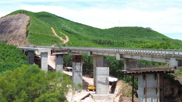 Ông Chu Văn Long, Giám đốc Ban QLDA mở rộng cao tốc Cam Lộ - La Sơn cho biết, dự án đầu tư xây dựng mở rộng đường bộ cao tốc Bắc - Nam phía đông đoạn Cam Lộ - La Sơn (nối giữa Quảng Trị với TP Huế) có tổng chiều dài gần 99km.