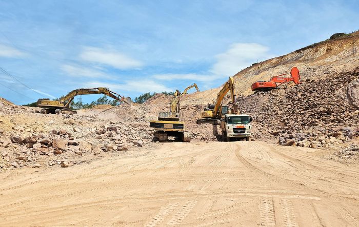 Ông Phan Bá Cường, Chỉ huy trưởng Công ty Xây dựng 384 thuộc Tổng công ty Xây dựng Trường Sơn cho biết, ngày thường, hay lễ đơn vị vẫn giữ nhịp thi công để đảm bảo tiến độ đề ra.