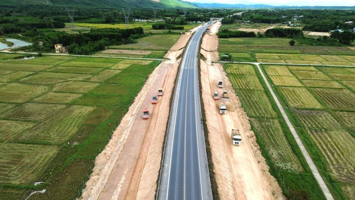 Vậy nhưng, tại công trường dự án cao tốc Cam Lộ - La Sơn nối Quảng Trị với TP Huế hàng nghìn công nhân, kỹ sư vẫn đang miệt mài làm việc 3 ca 4 kíp, xuyên lễ. Tất cả đều hướng đến mục tiêu chung, sớm đưa dự án hoàn thành đúng kế hoạch.