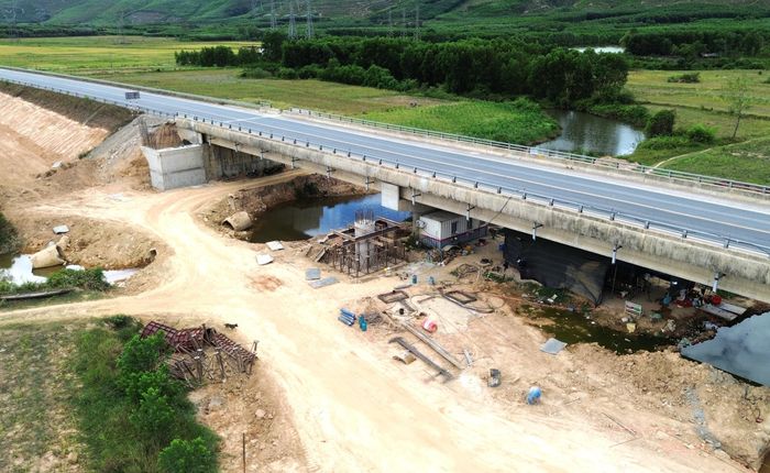 Dọc tuyến chính cơ bản đủ mặt bằng cho nhà thầu thi công, các địa phương đã bàn bàn giao được hơn 53,51/59,4ha đạt 90%, một số đoạn còn vướng. Cụ thể, phạm vi điều chỉnh tại mố cầu Lai Phước và vị trí quay đầu xe, nhà điều hành trong nút giao quốc lộ 15D (xã Diên Sanh).