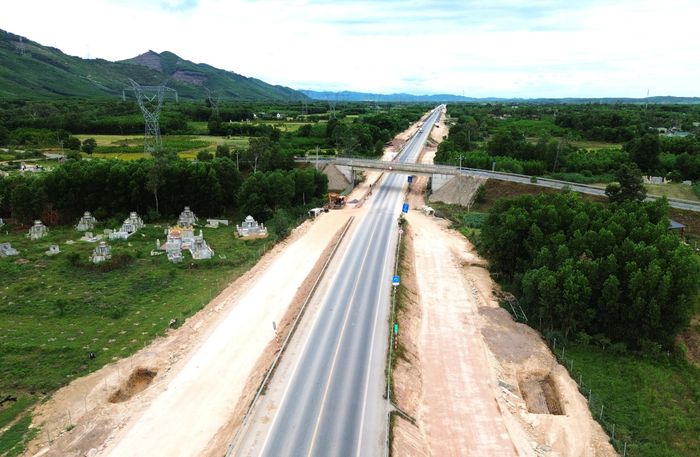 Tại TP Huế đã bàn giao đạt gần 91% mặt bằng, còn vướng 5,59ha tập trung nút giao tỉnh lộ 12B. Chủ đầu tư đã làm việc với các đơn vị liên quan, địa phương đang tiếp tục triển khai các bước thu hồi đất để bàn giao cho nhà thầu thi công trong thời gian tới.