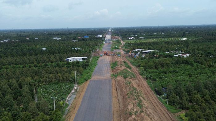 Theo Sở Xây dựng tỉnh Đồng Tháp, đến cuối tháng 8, tuyến cao tốc Cao Lãnh - An Hữu đạt hơn 80%. Theo kế hoạch sẽ hoàn thành cuối năm 2026.