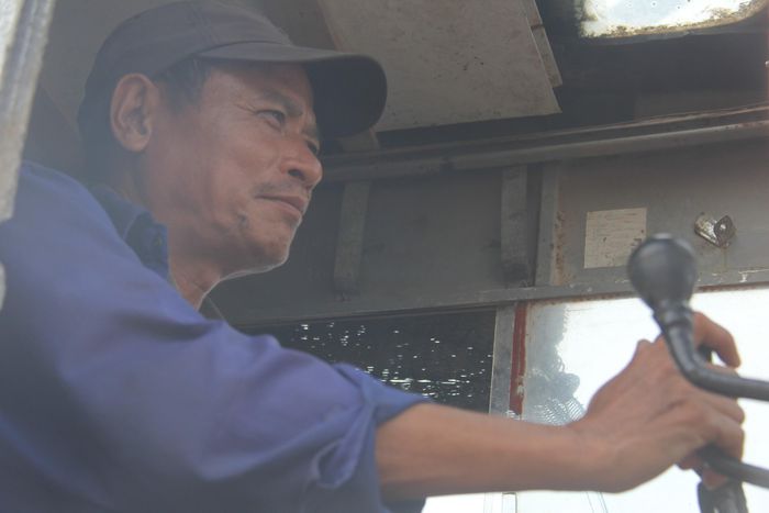 Anh Nguyễn Quang Minh (56 tuổi, quê Hà Nội) lái máy xúc cho biết, công trường đang vào giai đoạn cuối, tôi và nhiều anh em trong đội đăng ký ở lại làm việc không nghỉ lễ. “Công trường đang vào chặng nước rút, dù ngày lễ tôi cũng xin ở lại làm việc vì công ty trả lương, thưởng lễ thỏa đáng”, anh Minh nói.
