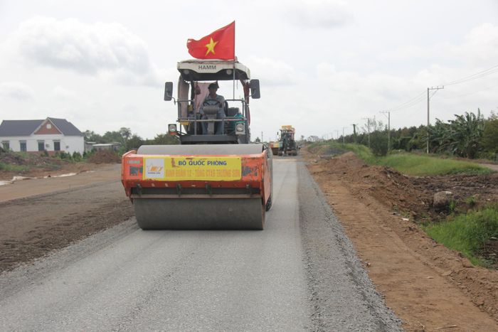 Tại gói thầu do Tổng Công ty Xây dựng Trường Sơn phụ trách, công trường giòn giã tiếng động cơ xe lu, máy rải đá. Nhà thầu cho biết, ngay sau lễ 2/9 công trường sẽ được huy động thêm nhiều nhân sự, máy móc sẵn sàng đồng loạt thảm nhựa mặt đường, hoàn thiện cầu.