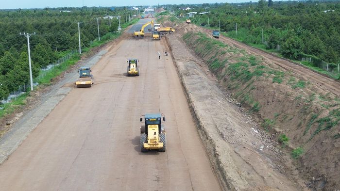Có mặt trên công trường cao tốc Cao Lãnh – An Hữu (tỉnh Đồng Tháp) trong hai ngày nghỉ lễ 31/8 và 1/9. Theo ghi nhận của PV Báo Xây dựng không khí thi công rất khẩn trương, rộn ràng.