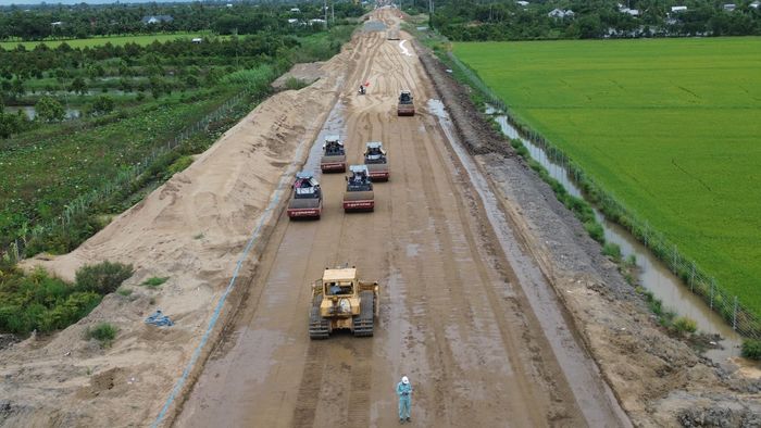 Tại dự án thành phần 1 (dài 16km) qua các phường Cao Lãnh, Mỹ Thọ, Mỹ Hiệp không khí thi công cũng rất sôi động.