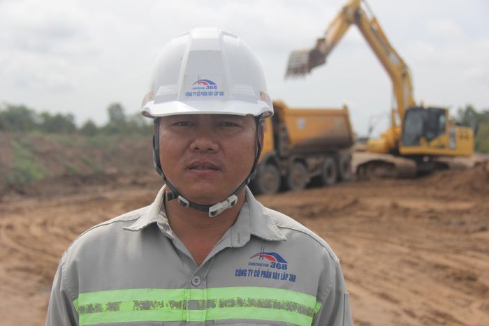 Anh Trần Quang Phương, Phó chỉ huy trưởng Công ty CP Xây lắp 368 cho biết, toàn tuyến có 3 mũi thi công với 4 xe lu, 4 xe cuốc, máy rải đá cấp phối đá dăm cùng xe tải vận chuyển vật liệu, tiến độ đạt hơn 90%. "Đến, nay các cầu trên cao tốc đã cơ bản hoàn thành, sau khi hoàn thiện nền đường sẽ đồng loạt thảm nhựa mặt đường, cầu. Khối lượng công việc công ty đảm nhận đã đạt hơn 90%. Trước lễ công ty đã thông báo và động viên anh em bằng hành động, trả lương gấp 3 lần trong ngày nghỉ lễ.