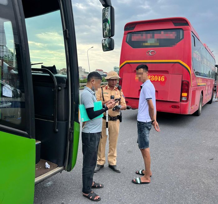 Nhiều phương tiện bị xử lý do để hàng hóa trên khoang hành khách, đón trả người sai quy định.
